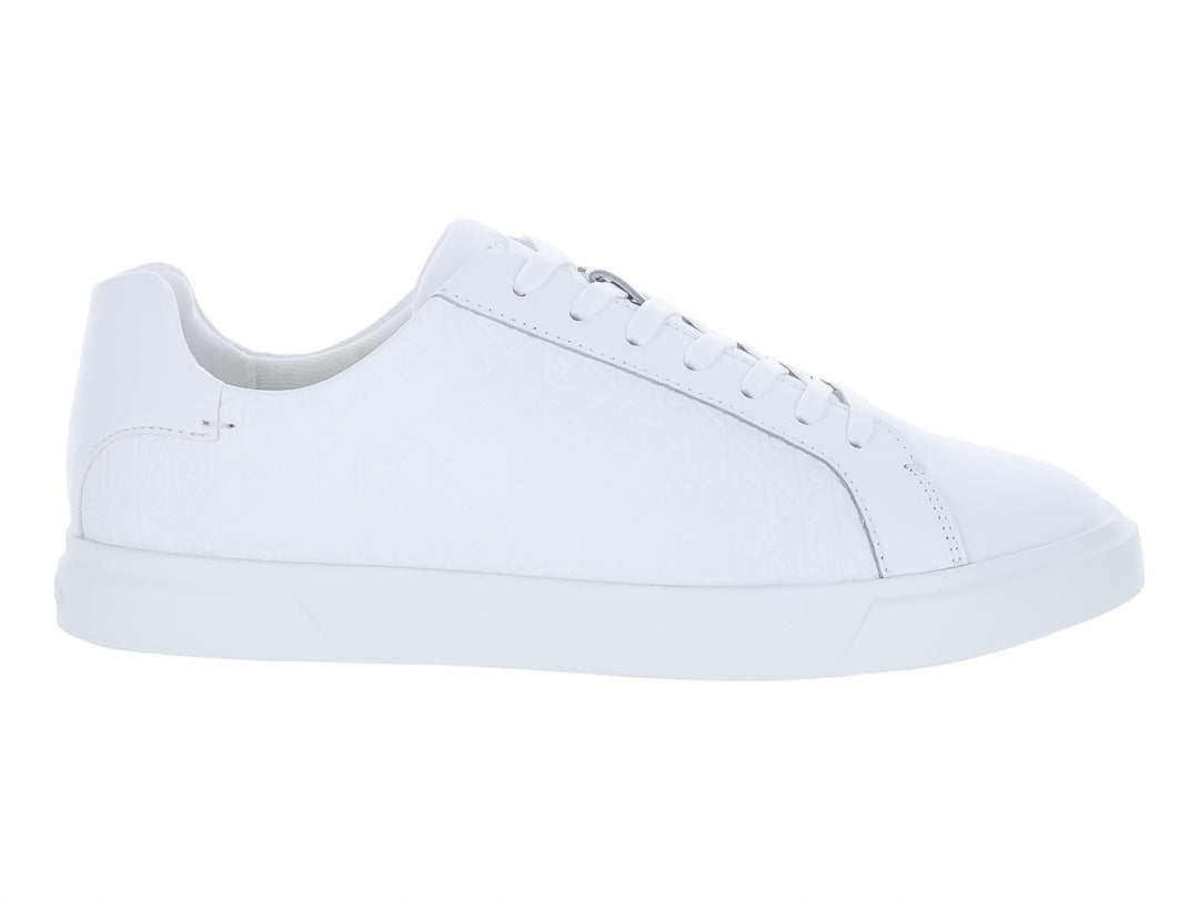 Tenis blancos de cuero Calvin Klein con cordones y suela blanca, estilo casual y minimalista.