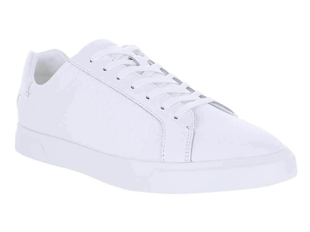 Tenis blancos de cuero Calvin Klein con cordones y suela blanca, estilo casual y minimalista.