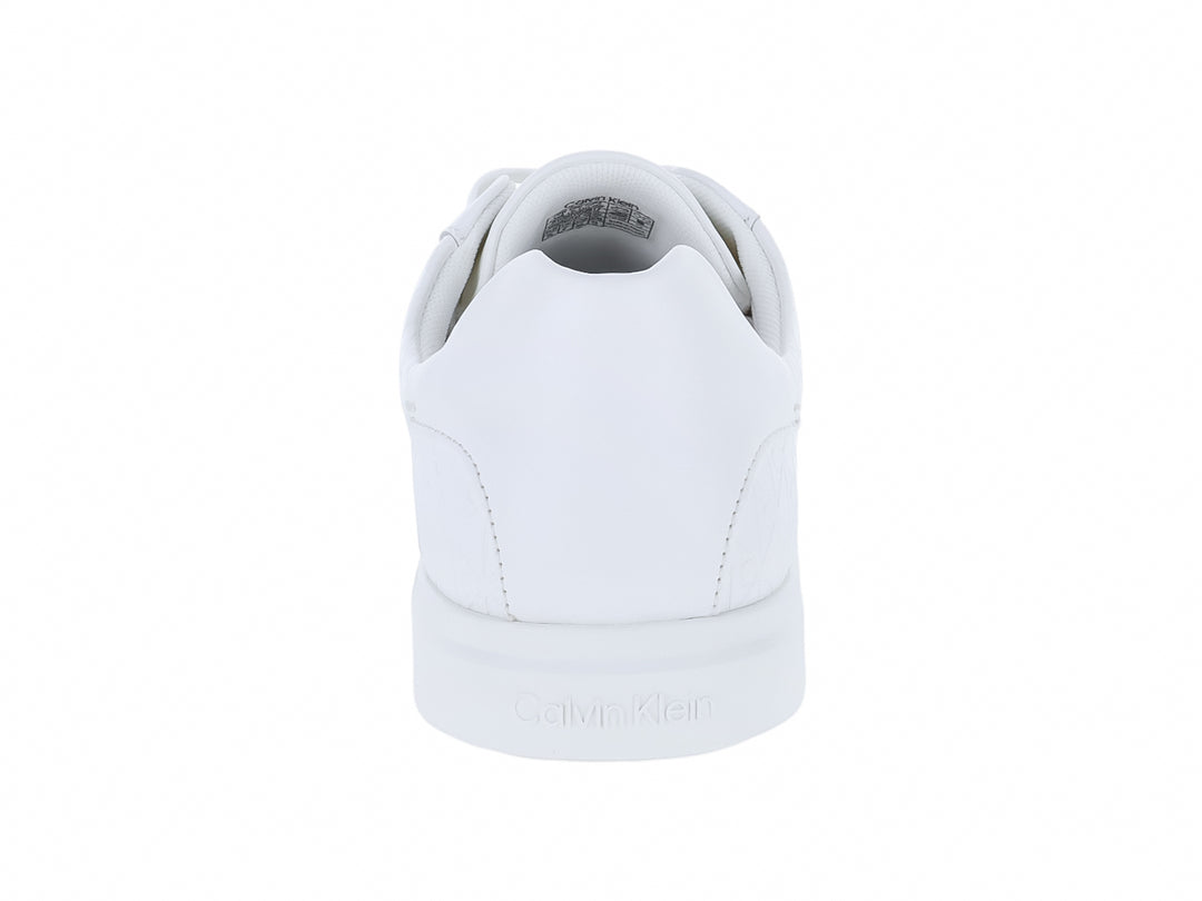 Tenis blancos de cuero Calvin Klein con cordones y suela blanca, estilo casual y minimalista.