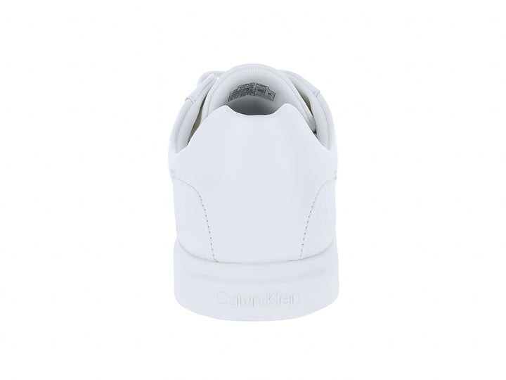 Tenis blancos de cuero Calvin Klein con cordones y suela blanca, estilo casual y minimalista.