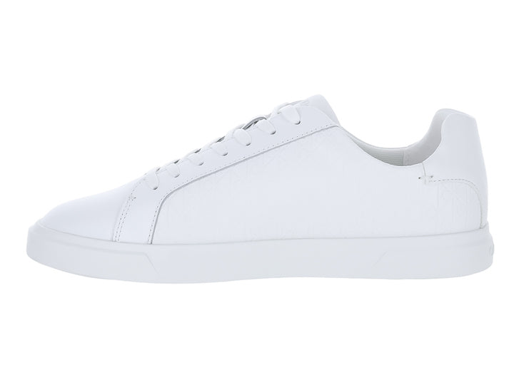 Tenis blancos de cuero Calvin Klein con cordones y suela blanca, estilo casual y minimalista.