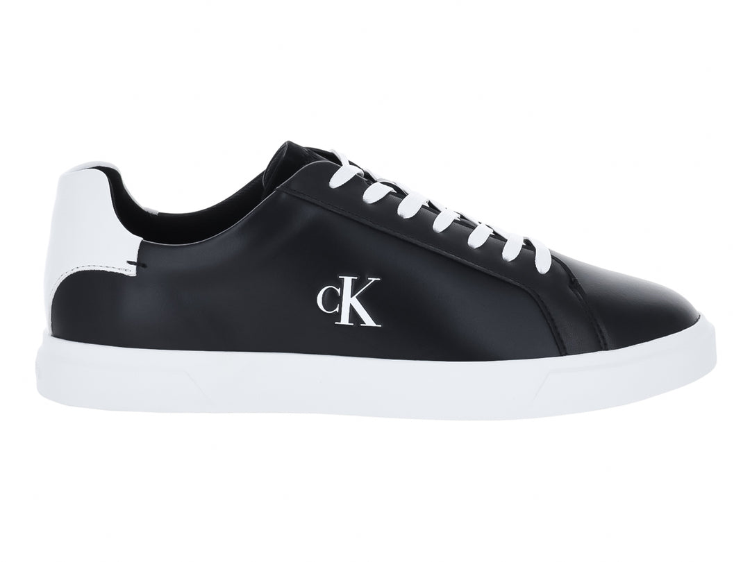 Tenis Calvin Klein de cuero color negro con suela y cordones blancos.