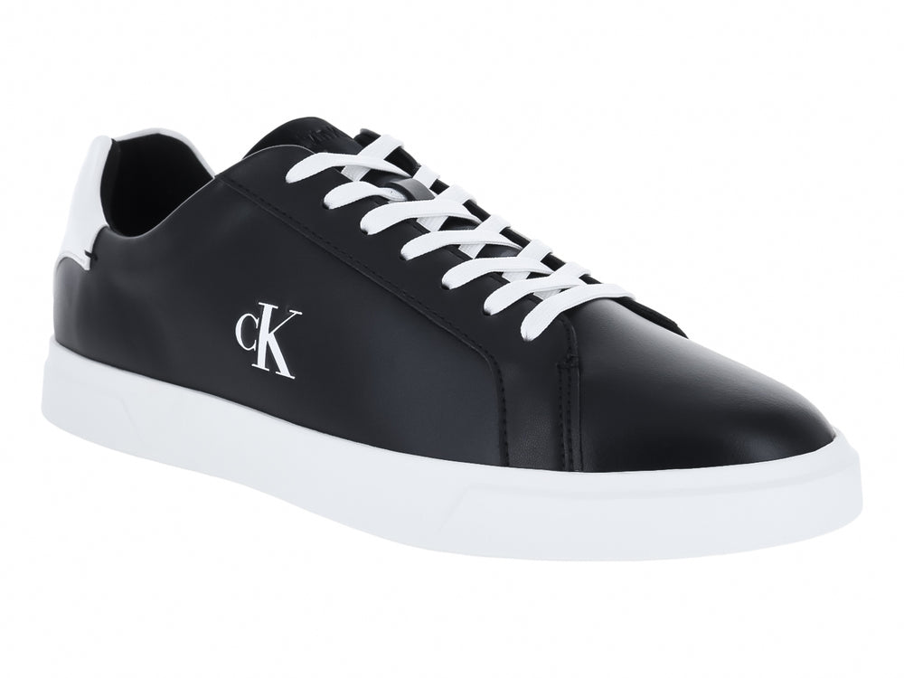 Tenis Calvin Klein de cuero color negro con suela y cordones blancos.
