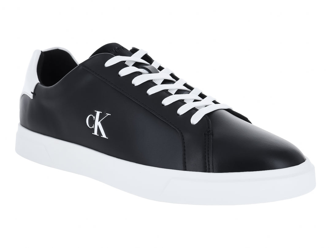 Tenis Calvin Klein de cuero color negro con suela y cordones blancos.
