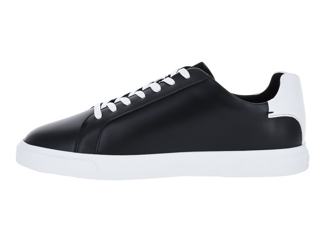 Tenis Calvin Klein de cuero color negro con suela y cordones blancos.