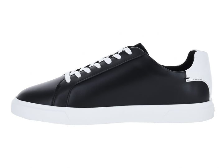 Tenis Calvin Klein de cuero color negro con suela y cordones blancos.