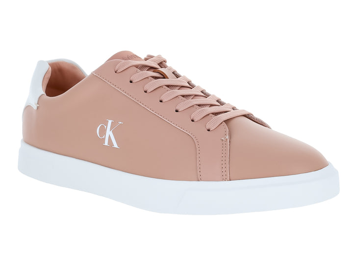 Tenis Calvin Klein de cuero color rosa con suela blanca y corte bajo.