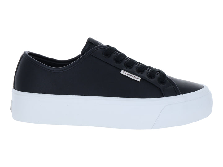 Tenis Calvin Klein de cuero negro con suela de plataforma blanca y cordones negros.