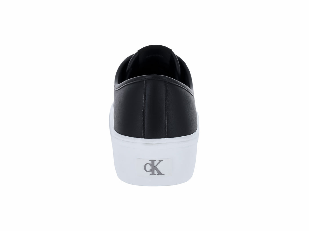 Tenis Calvin Klein de cuero negro con suela de plataforma blanca y cordones negros.