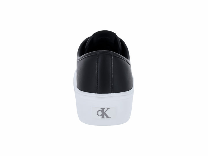 Tenis Calvin Klein de cuero negro con suela de plataforma blanca y cordones negros.