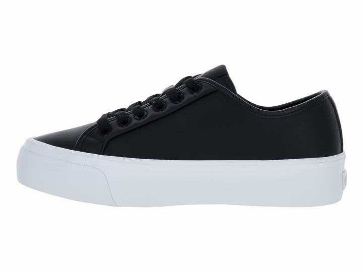 Tenis Calvin Klein de cuero negro con suela de plataforma blanca y cordones negros.