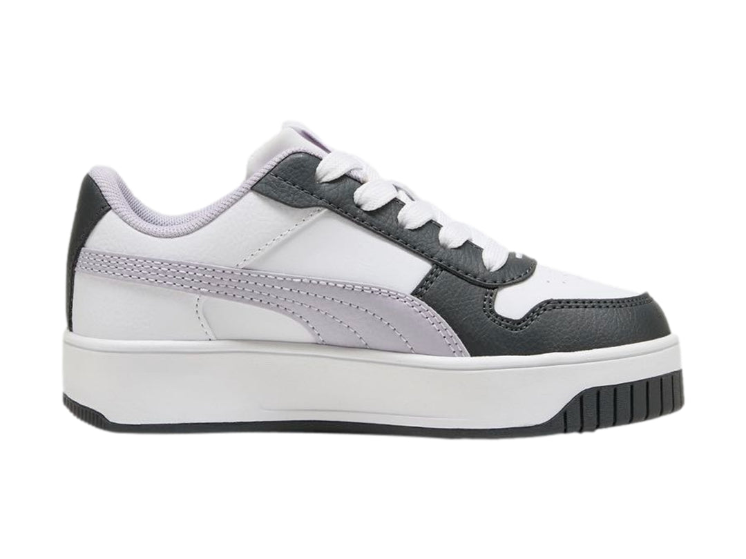 Tenis PUMA Carina Street blancos con detalles en lila y gris y suela de plataforma.