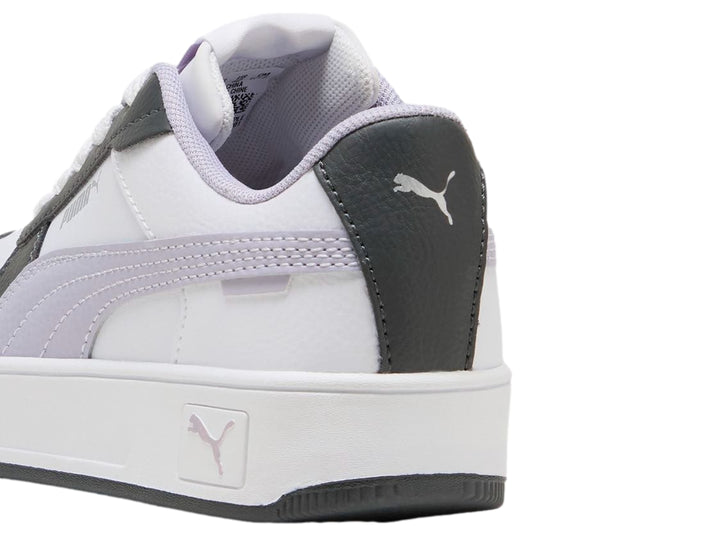 Tenis PUMA Carina Street blancos con detalles en lila y gris y suela de plataforma.