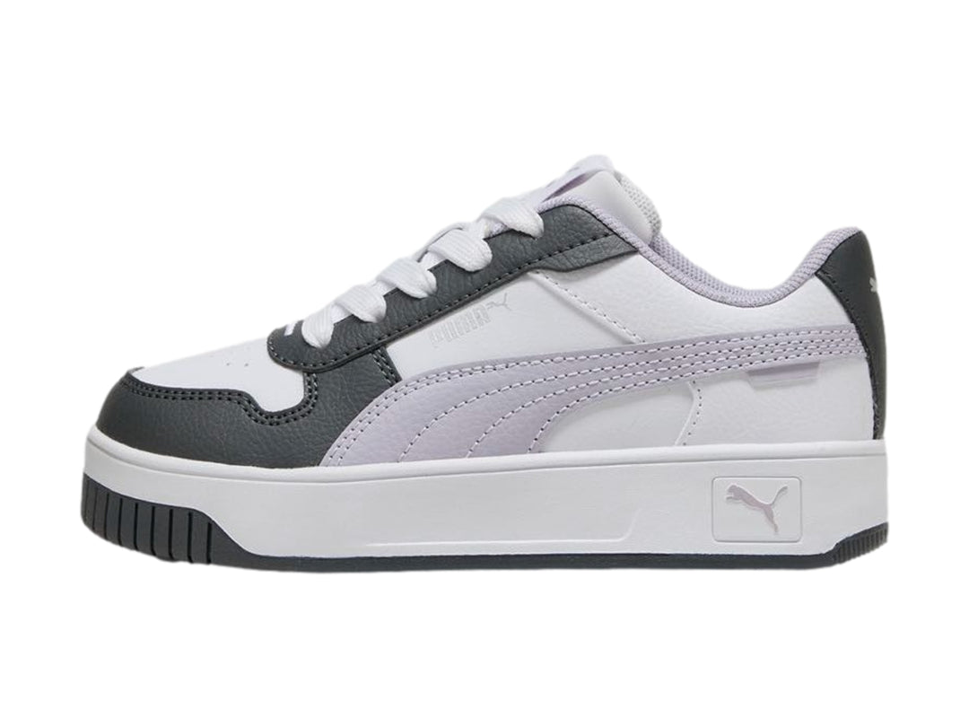 Tenis PUMA Carina Street blancos con detalles en lila y gris y suela de plataforma.