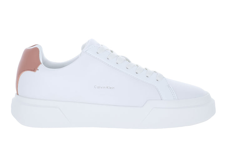 Tenis blancos de cuero Calvin Klein con suela chunky y detalle rosa en el talón.