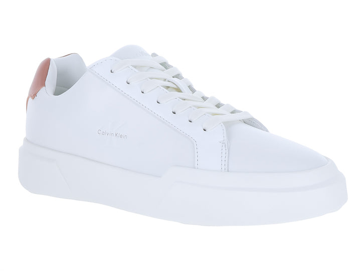 Tenis blancos de cuero Calvin Klein con suela chunky y detalle rosa en el talón.