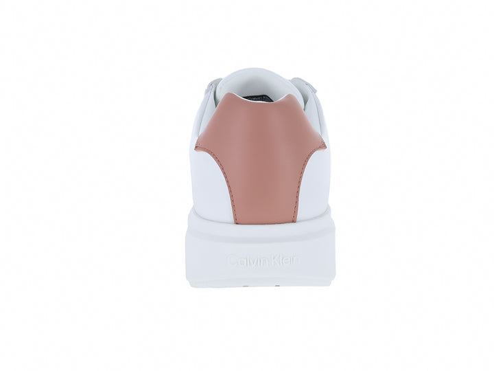 Tenis blancos de cuero Calvin Klein con suela chunky y detalle rosa en el talón.