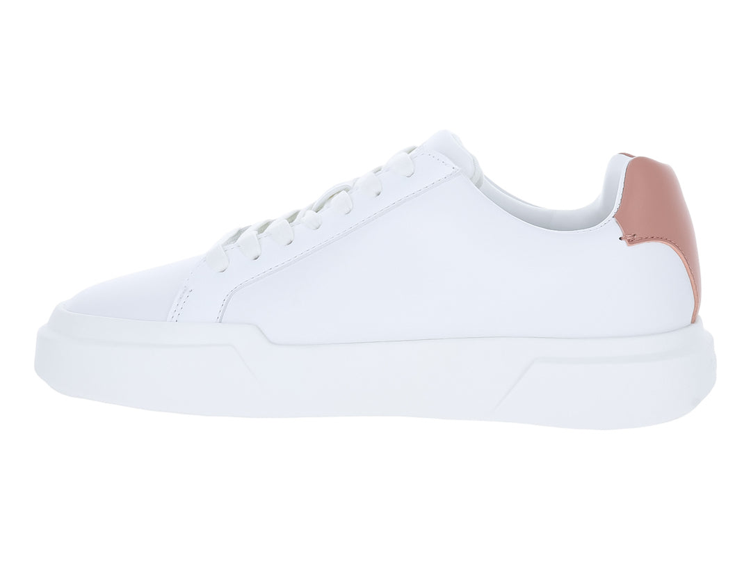Tenis blancos de cuero Calvin Klein con suela chunky y detalle rosa en el talón.