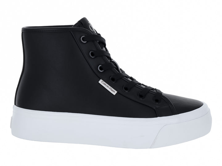 Tenis Calvin Klein de cuello alto en color negro con suela blanca ancha y plana.