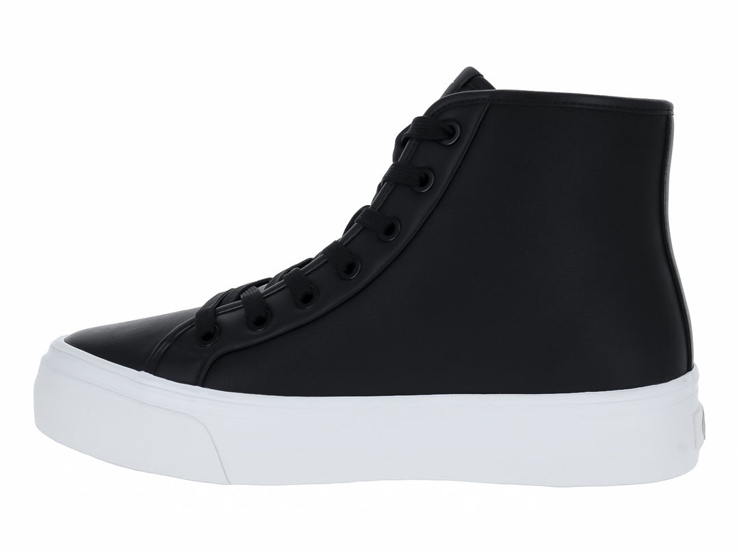 Tenis Calvin Klein de cuello alto en color negro con suela blanca ancha y plana.