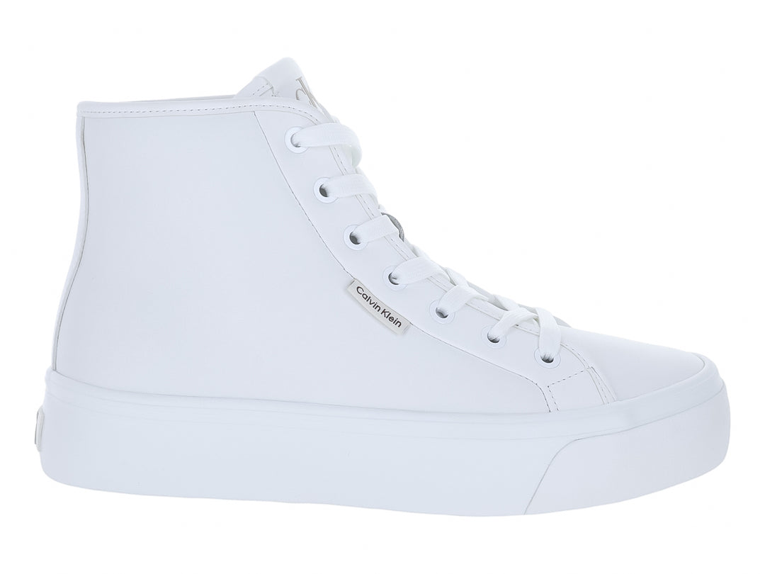 Tenis blancos de bota marca Calvin Klein con suela de plataforma y acabado en cuero.