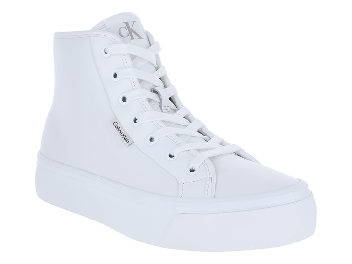 Tenis blancos de bota marca Calvin Klein con suela de plataforma y acabado en cuero.