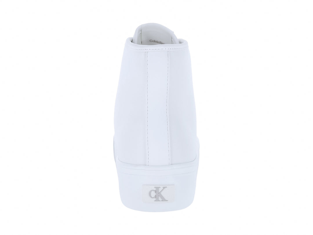 Tenis blancos de bota marca Calvin Klein con suela de plataforma y acabado en cuero.
