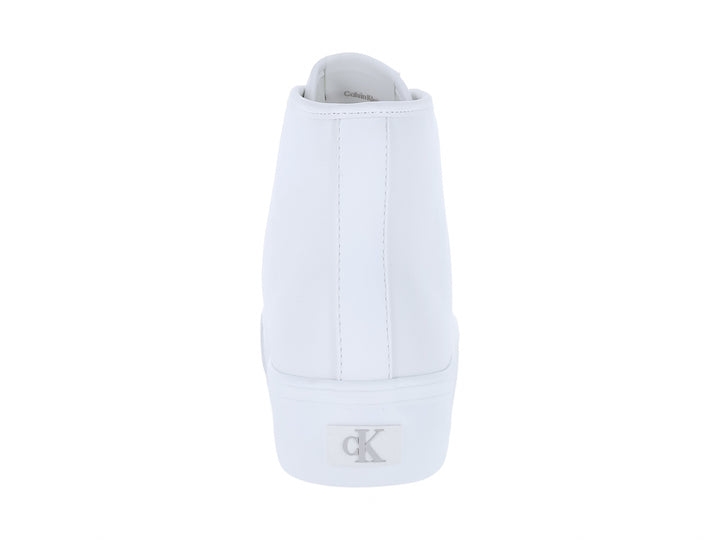 Tenis blancos de bota marca Calvin Klein con suela de plataforma y acabado en cuero.