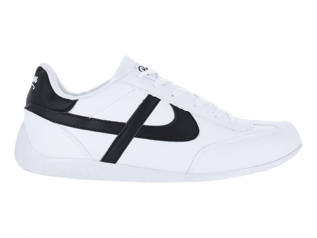 Tenis Panam blancos con franjas negras laterales y suela blanca.