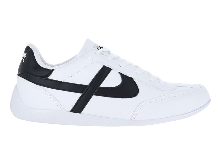 Tenis Panam blancos con franjas negras laterales y suela blanca.
