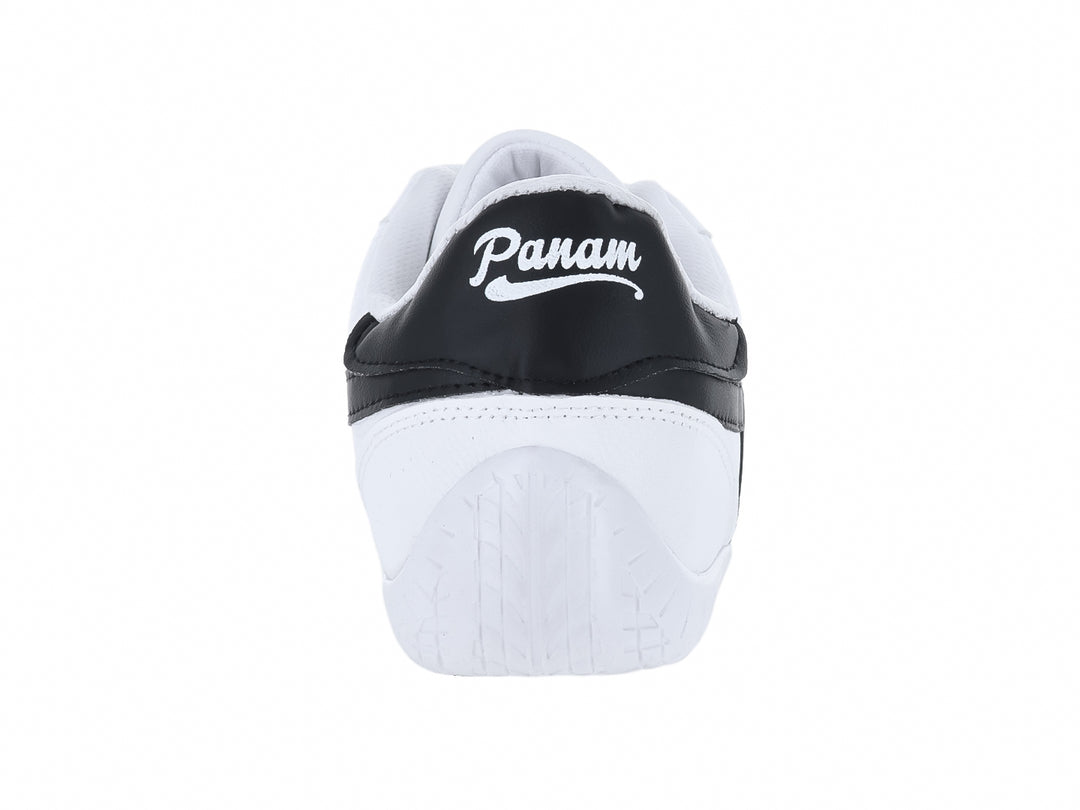 Tenis Panam blancos con franjas negras laterales y suela blanca.