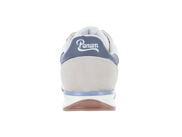 Tenis Panam color latte gris y blanco con detalles azules y suela color café.