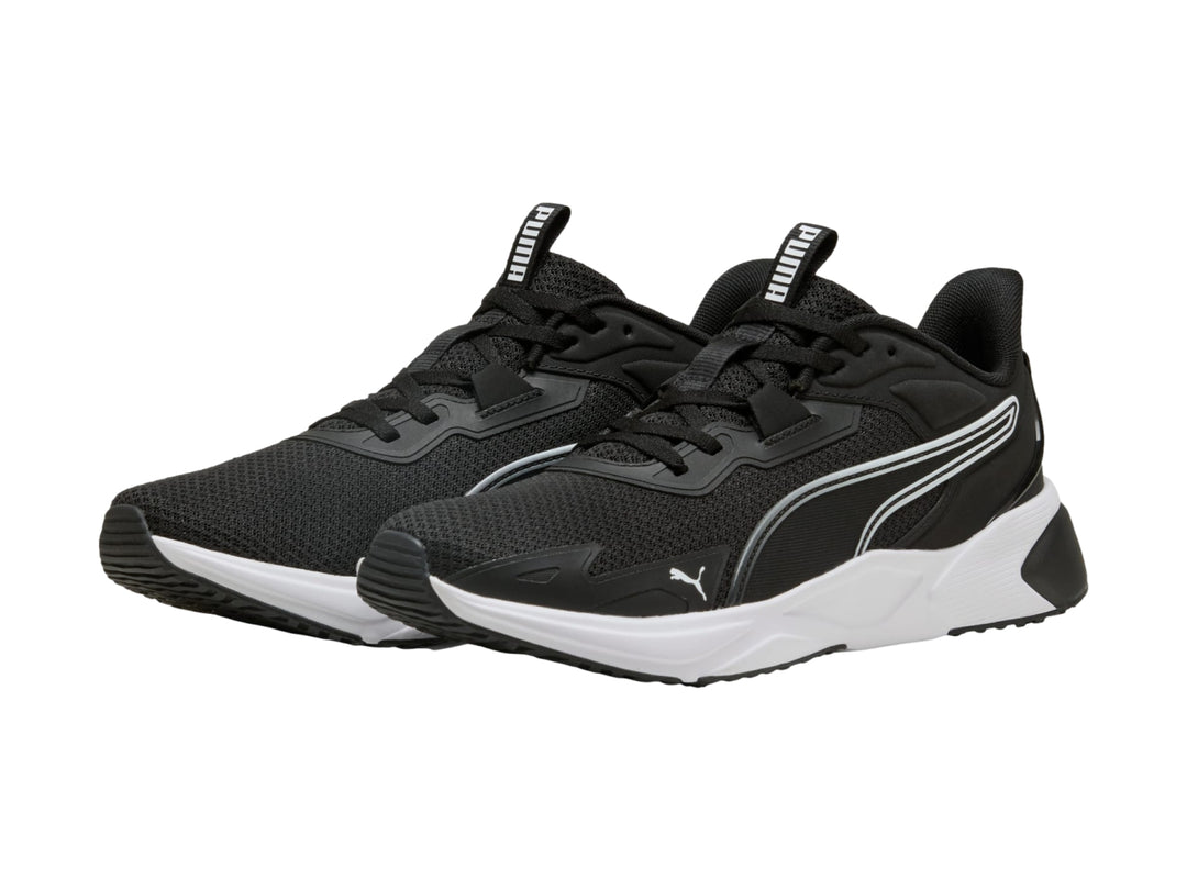 Tenis deportivos PUMA color negro con suela blanca y detalles en malla.