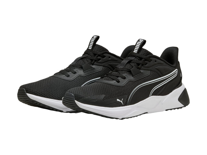 Tenis deportivos PUMA color negro con suela blanca y detalles en malla.
