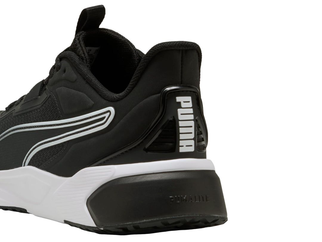 Tenis deportivos PUMA color negro con suela blanca y detalles en malla.