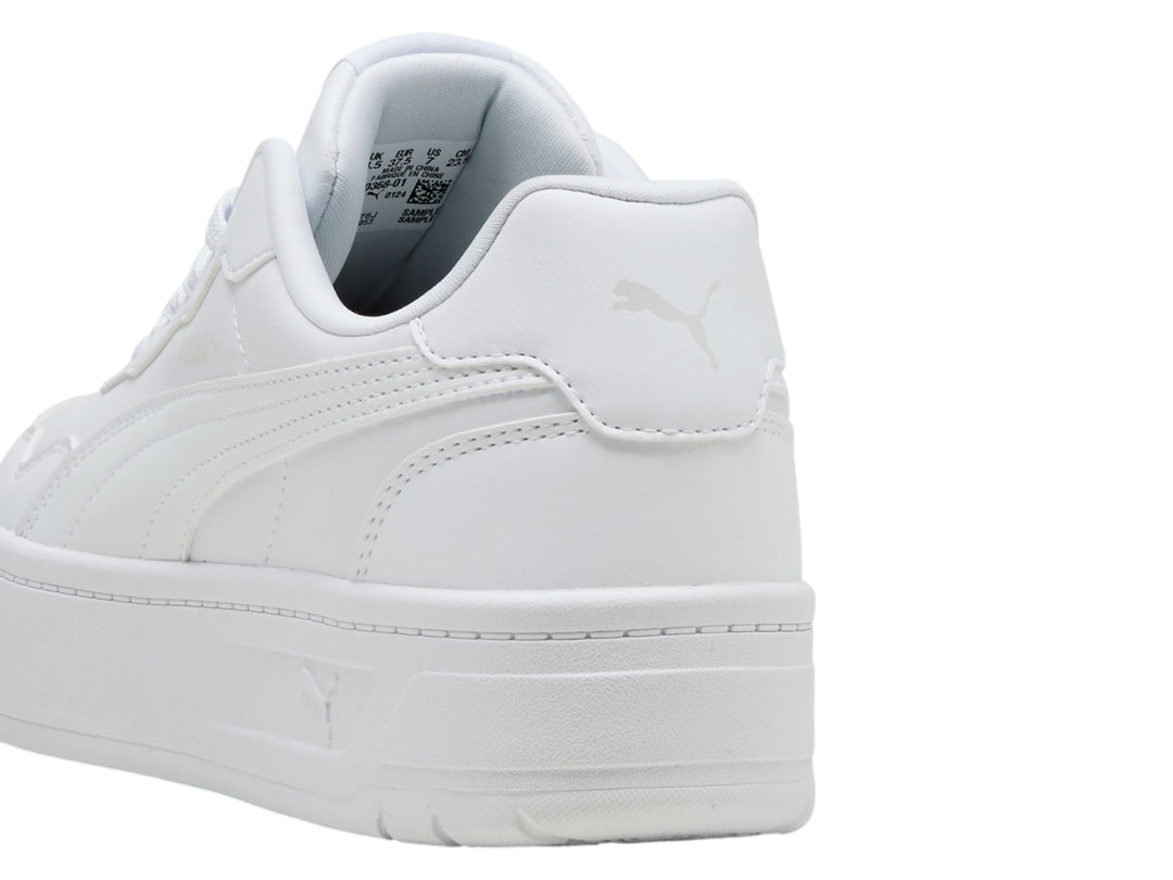 Tenis PUMA Court Lally Skye color blanco con suela de plataforma.