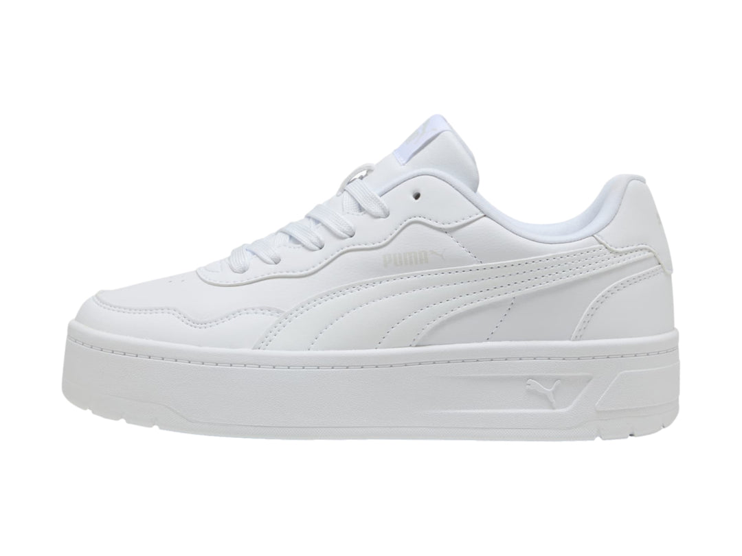 Tenis PUMA Court Lally Skye color blanco con suela de plataforma.
