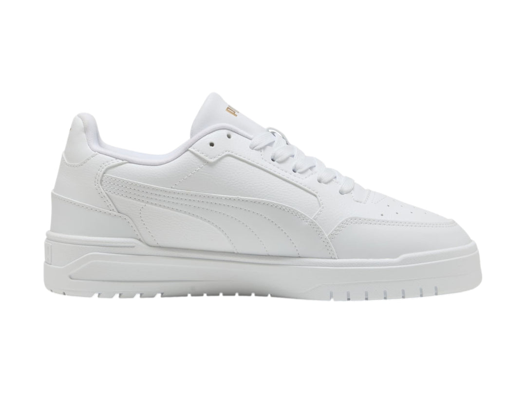 Tenis PUMA Shuffle Downtown color blanco con detalles dorados, vista lateral.
