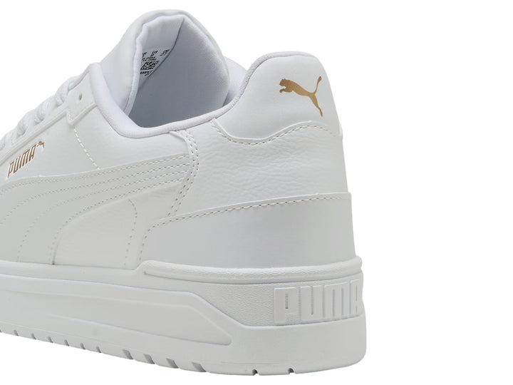 Tenis PUMA Shuffle Downtown color blanco con detalles dorados, vista lateral.