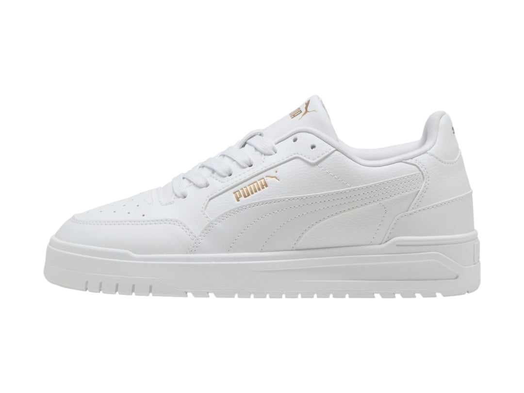 Tenis PUMA Shuffle Downtown color blanco con detalles dorados, vista lateral.