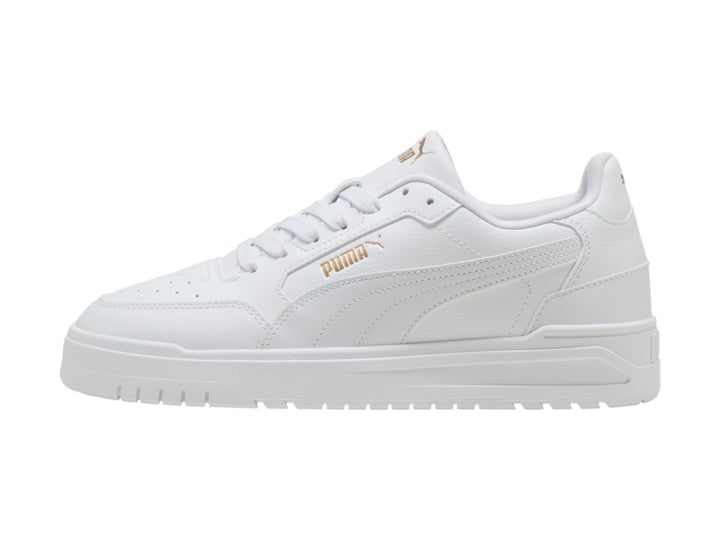 Tenis PUMA Shuffle Downtown color blanco con detalles dorados, vista lateral.
