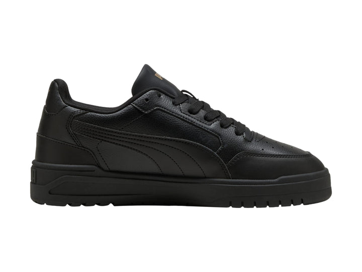 Tenis PUMA Shuffle Downtown color negro con suela gruesa y detalles dorados, vista lateral.