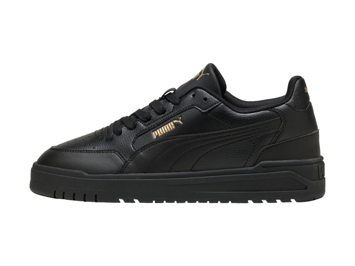 Tenis PUMA Shuffle Downtown color negro con suela gruesa y detalles dorados, vista lateral.