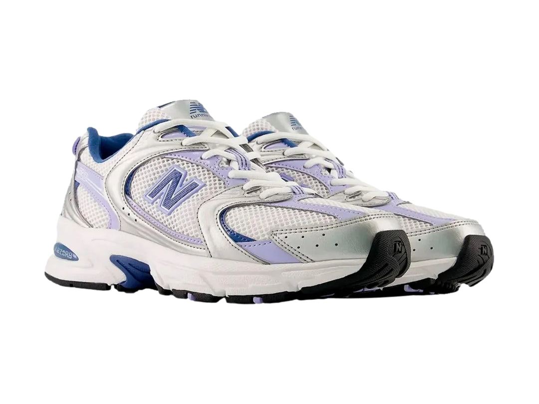Tenis New Balance 530 para mujer en color plateado metálico y azul con detalles en malla blanca.