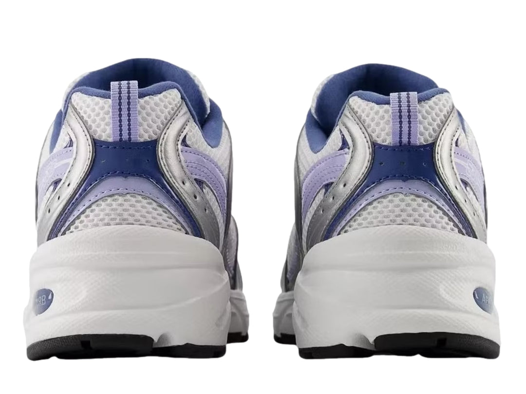 Tenis New Balance 530 para mujer en color plateado metálico y azul con detalles en malla blanca.