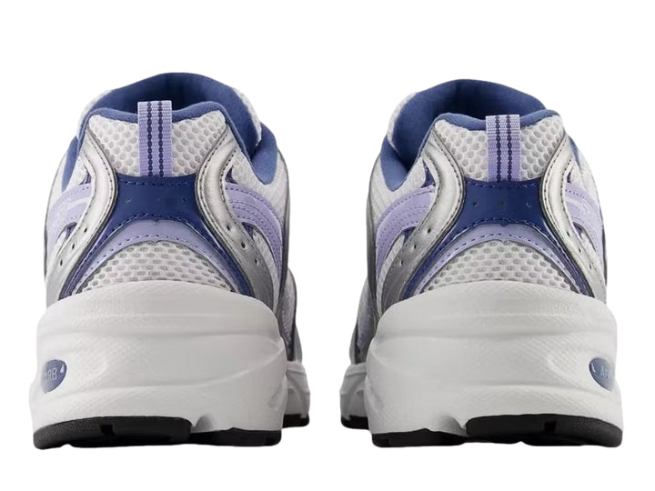 Tenis New Balance 530 para mujer en color plateado metálico y azul con detalles en malla blanca.