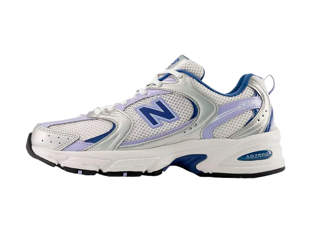Tenis New Balance 530 para mujer en color plateado metálico y azul con detalles en malla blanca.