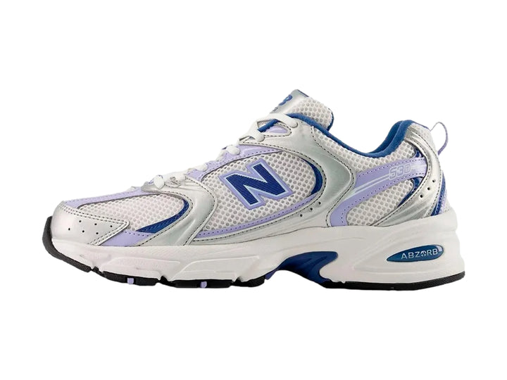 Tenis New Balance 530 para mujer en color plateado metálico y azul con detalles en malla blanca.