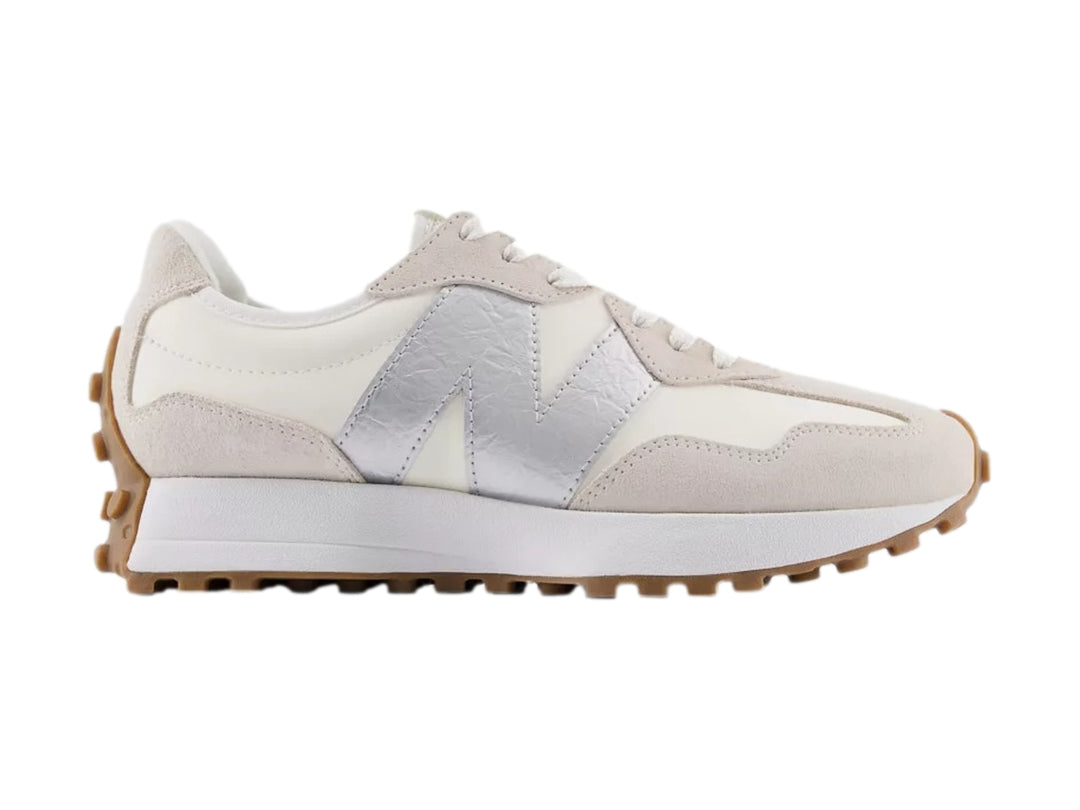 Tenis New Balance 327 para mujer en color blanco con detalles plateados y suela color café.