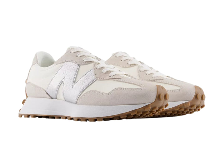 Tenis New Balance 327 para mujer en color blanco con detalles plateados y suela color café.
